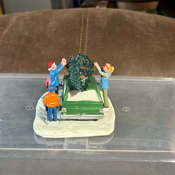 Lemax Festive Family Car with Tree Set - Picture 4 of 6